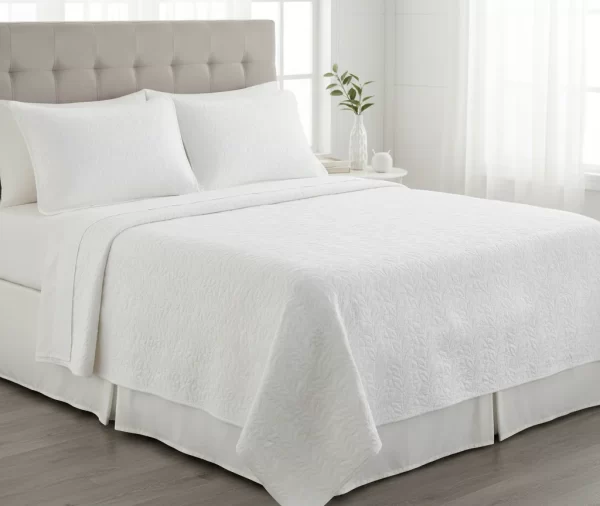 Leaf Pattern White Plain Quilt Set